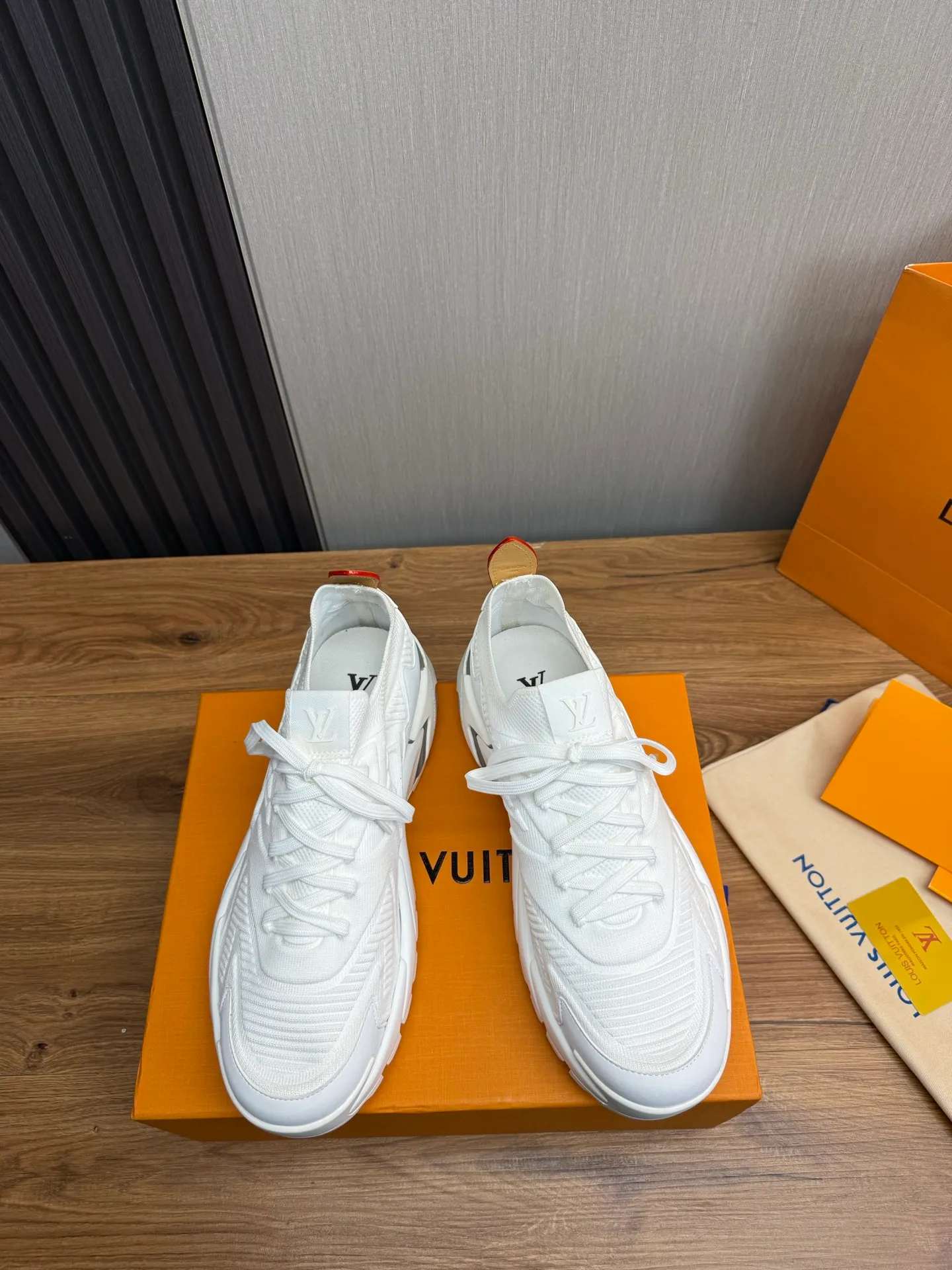 Men's Men's Shoes 580💰 🌈LV | Louis Vuitton 2025 LV Louis Vuitton L House Donkey Brand Latest Olympia Series Couple Style Silver Horn King Casual Sports Shoes Running Shoes This LV Olympia sports shoe combines mesh fabric and metallic synthetic leather and other technical fabrics to reinterpret the classic running shoe design with a neat and simple design. Lightweight EVA outsole provides a stretchy fit. Rich details such as Monogram embossing and LV letters establish recognition. Exquisite packaging at the delivery counter 🛍📦 ▪️Fabric: original imported technical fabric + mesh ▪️Inner lining: original customized breathable mesh ▪️Sole: original molded rubber foam material ▪️Sole thickness: 3.5CM ▪️Size: 38-44 yards